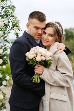 Yeni evlilerin düğün töreni yeşil bir tepedeki kır evinde.