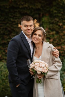 Bir kır evinde düğün günü genç bir gelin ve damadın portresi.