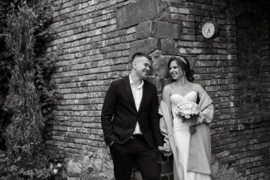 Bir kır evinde düğün günü genç bir gelin ve damadın portresi.