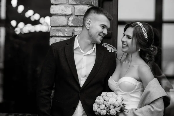 Retrato Jovem Casal Noiva Noivo Seu Dia Casamento Uma Casa — Fotografia de Stock