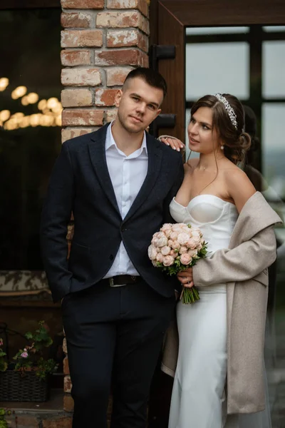 Retrato Jovem Casal Noiva Noivo Seu Dia Casamento Uma Casa — Fotografia de Stock