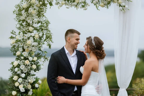 緑の丘のカントリーコテージでの新婚旅行の結婚式 — ストック写真