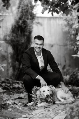 Koyu renk yün takım elbiseli bir damadın portresi.