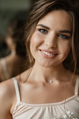 Bir kır evinde gelinlerin düğün hazırlıkları