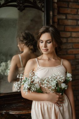 Bir kır evinde gelinlerin düğün hazırlıkları