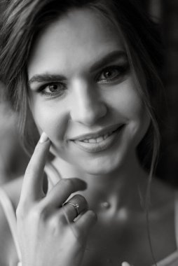 Bir kır evinde gelinlerin düğün hazırlıkları