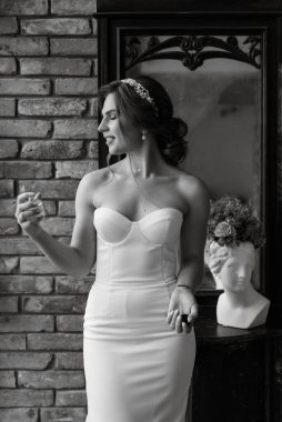 Bir kır evinde gelinlerin düğün hazırlıkları