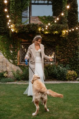 Bir kır evindeki ziyafette neşeli genç gelin