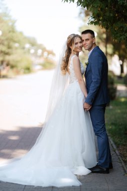 Gelin ve damadın parktaki ilk buluşması.