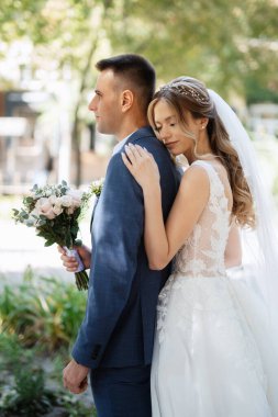 Gelin ve damadın parktaki ilk buluşması.