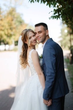 Gelin ve damadın parktaki ilk buluşması.