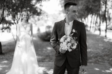 Gelin ve damadın parktaki ilk buluşması.