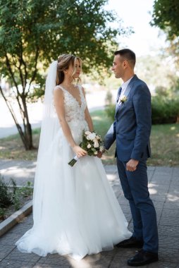 Gelin ve damadın parktaki ilk buluşması.