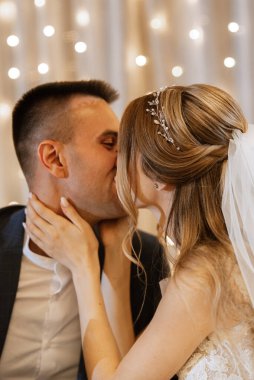 Yeni evlilerin portresi düğün şöleninde başkanlık makamında.