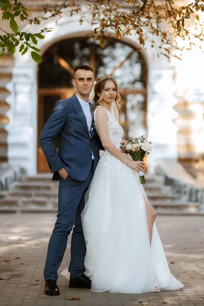 Newlyweds Walk City Old Buildings Backdrop Trees Pines — Stock Photo, Image