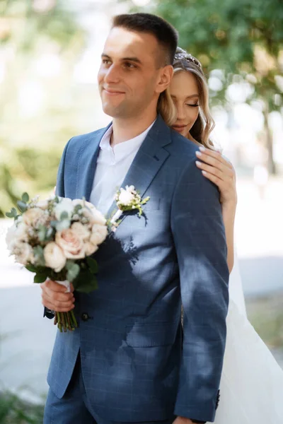 Brudens Och Brudgummens Första Möte Bröllopskläder Parken — Stockfoto