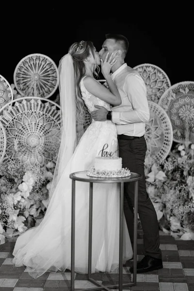 新婚夫妇高兴地剪 尝结婚蛋糕 — 图库照片