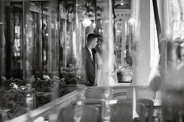 Bruid Bruidegom Een Cocktailbar Een Heldere Sfeer Met Een Glas — Stockfoto