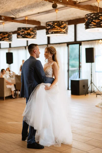 First Wedding Dance Bride Groom Restaurant Hall Sunset Light — Fotografia de Stock