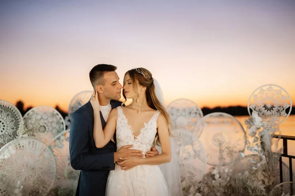 Bruid Bruidegom Tegen Achtergrond Van Een Gele Zonsondergang Een Pier — Stockfoto