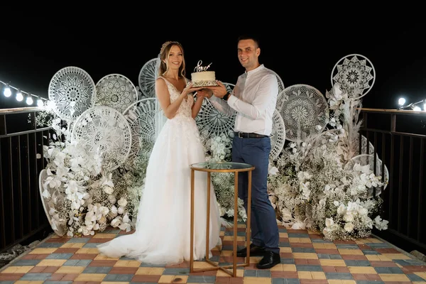 Newlyweds Happily Cut Laugh Taste Wedding Cake Foto Stock Royalty Free