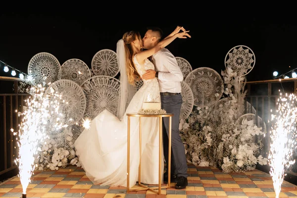 Newlyweds Happily Cut Laugh Taste Wedding Cake Foto Stock