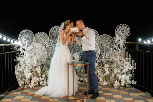 Newlyweds Happily Cut Laugh Taste Wedding Cake Imagen De Stock