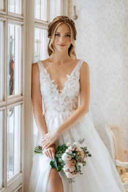 Parlak bir kafede aynalı beyaz elbiseli bir gelinin portresi.