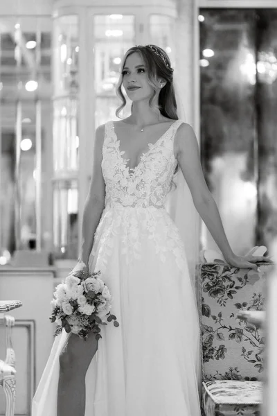Retrato Uma Noiva Vestido Branco Café Brilhante Com Espelhos — Fotografia de Stock