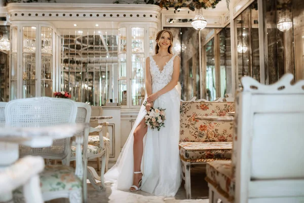 Portrét Nevěsty Bílých Šatech Jasné Kavárně Zrcadly — Stock fotografie