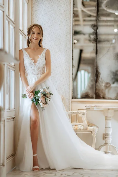 Porträt Einer Braut Weißen Kleid Einem Hellen Café Mit Spiegeln — Stockfoto