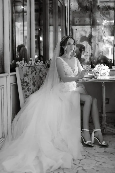 Πορτρέτο Νύφης Λευκό Φόρεμα Φωτεινό Καφενείο Καθρέφτες — Φωτογραφία Αρχείου