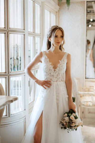 Porträt Einer Braut Weißen Kleid Einem Hellen Café Mit Spiegeln — Stockfoto