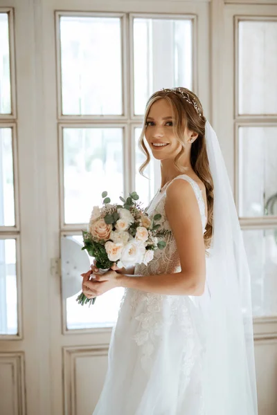 鏡のある明るいカフェの白いドレスの花嫁の肖像画 ストック画像