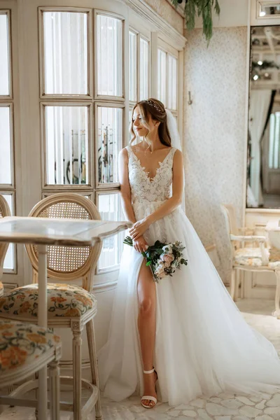 鏡のある明るいカフェの白いドレスの花嫁の肖像画 ストックフォト