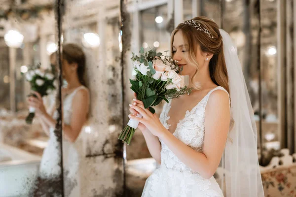 鏡のある明るいカフェの白いドレスの花嫁の肖像画 ロイヤリティフリーのストック写真