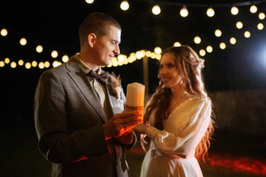 Annelerden yeni evlilere mumların yardımıyla düğün ateşinin nakli