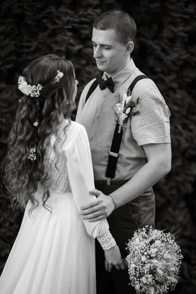 新郎新娘夏天在一个针叶林公园的婚礼上散步 — 图库照片