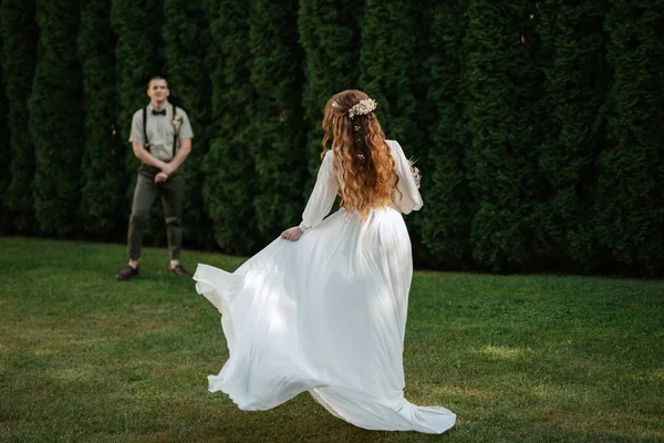 Свадебная Прогулка Жениха Невесты Хвойном Парке Летом — стоковое фото