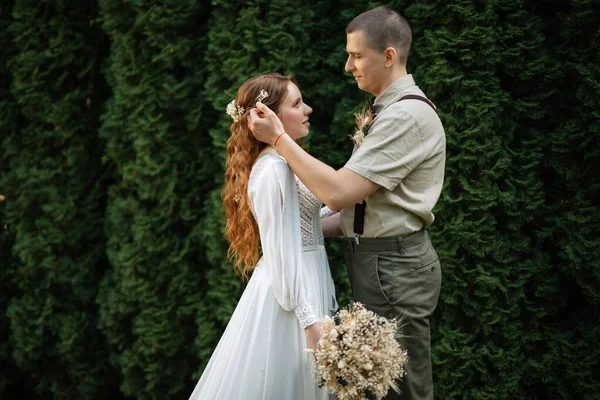 Γαμήλια Βόλτα Της Νύφης Και Του Γαμπρού Ένα Κωνοφόρο Πάρκο — Φωτογραφία Αρχείου