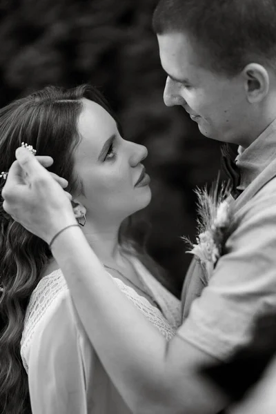 Paseo Bodas Novia Novio Parque Coníferas Verano — Foto de Stock