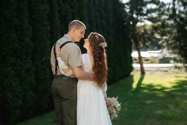 Esküvői Séta Menyasszony Vőlegény Egy Tűlevelű Parkban Nyáron — Stock Fotó