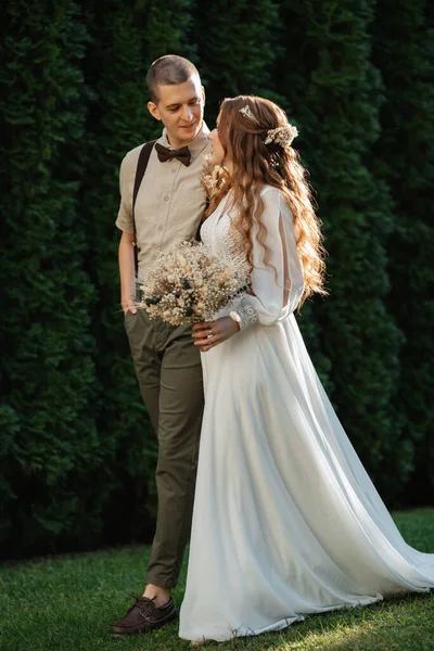 Hochzeitsspaziergang Des Brautpaares Sommer Nadelwald — Stockfoto