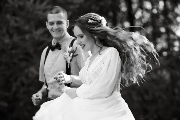 Bröllopspromenad Bruden Och Brudgummen Barrpark Sommaren — Stockfoto