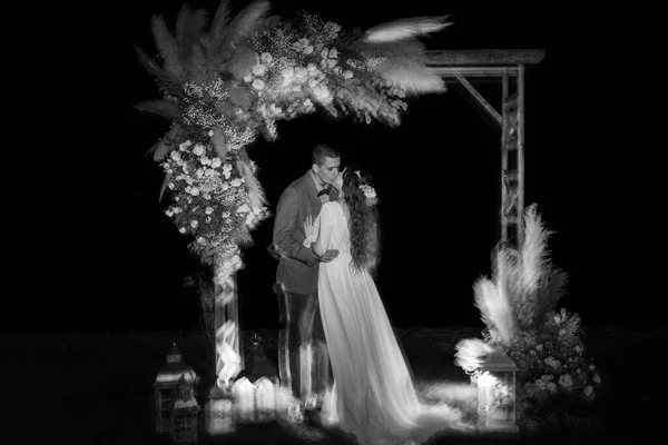 Gelin Damat Sıcak Bir Ateş Eşliğinde Bir Akşam Düğün Kemerine — Stok fotoğraf