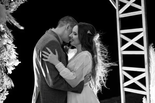 Bride Groom Backdrop Evening Wedding Arch Warm Live Fire — Stock Photo, Image