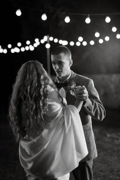 Первый Свадебный Танец Жениха Невесты Поляне Загородного Клуба Свете Заката — стоковое фото
