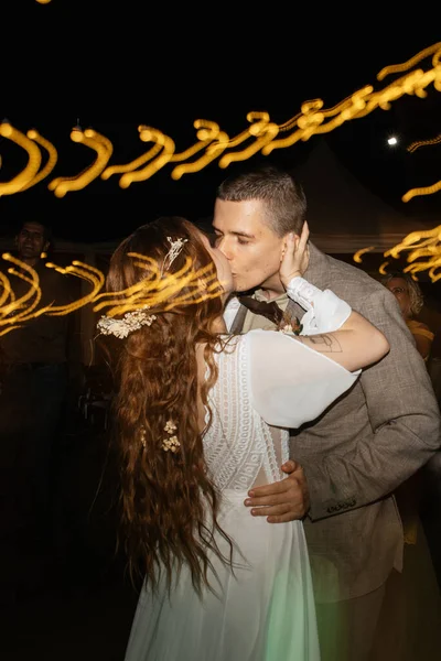 Gelin Damadın Ilk Düğün Dansı Şehir Kulübünün Açıklarında Gün Batımı — Stok fotoğraf