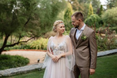 Gelin ve damadın parktaki ilk buluşması.