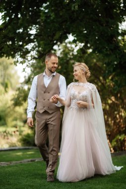 Gelin ve damadın parktaki ilk buluşması.